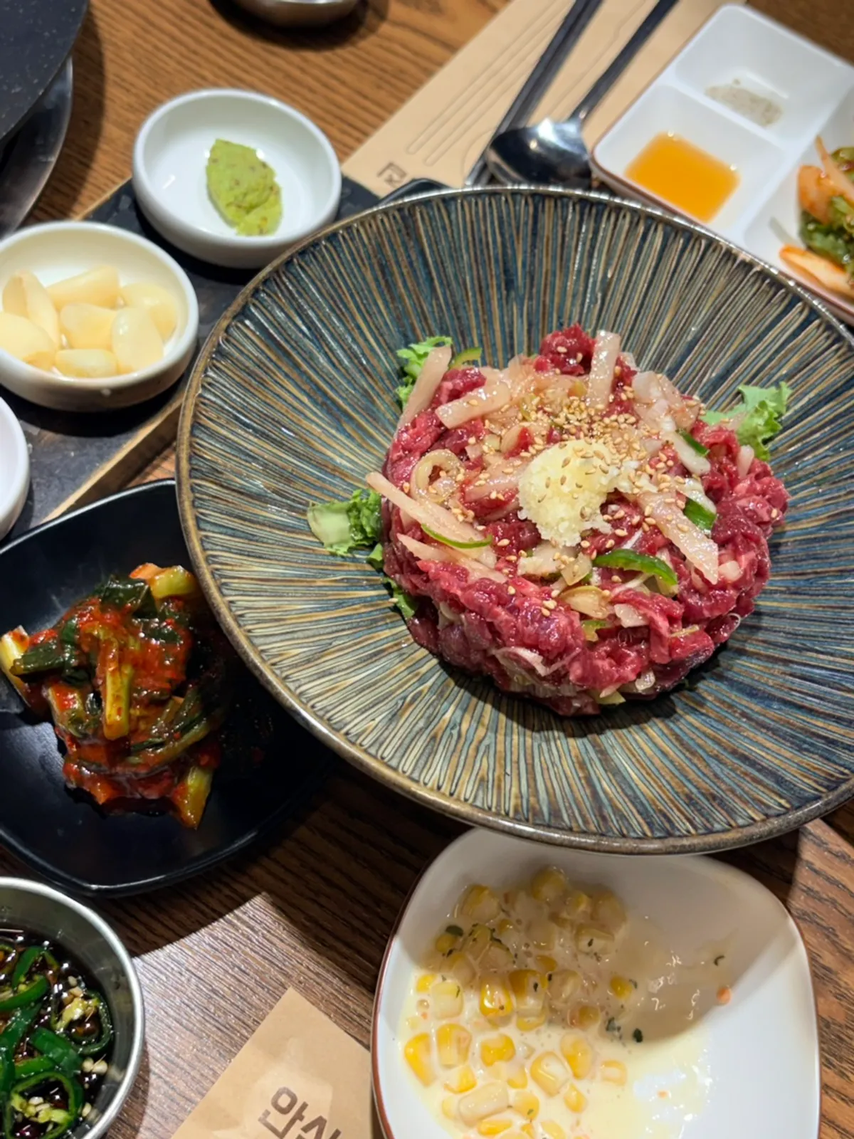 配芝麻油和梨的韩牛生牛肉