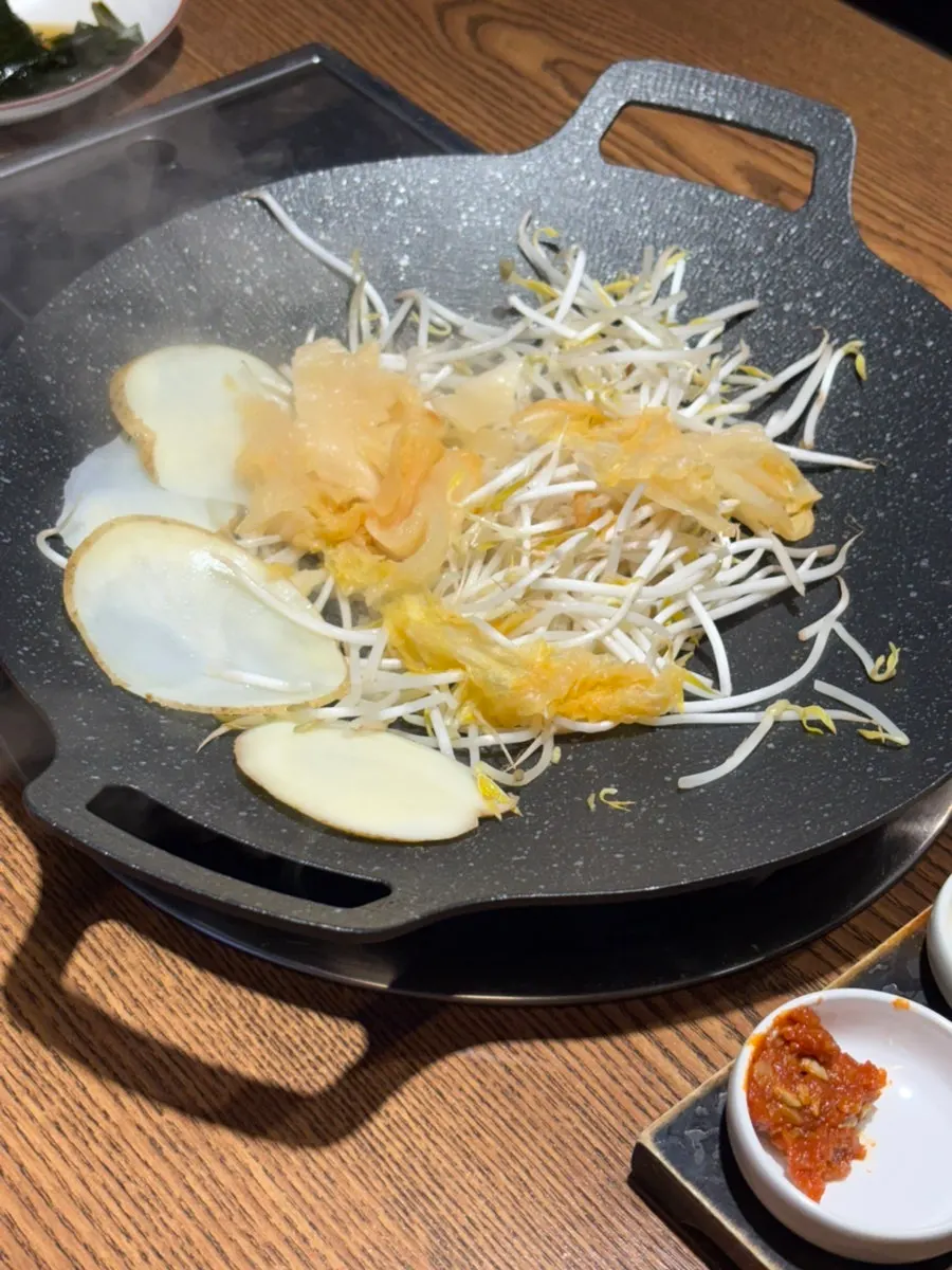 店员亲自烤制的韩牛烤肉