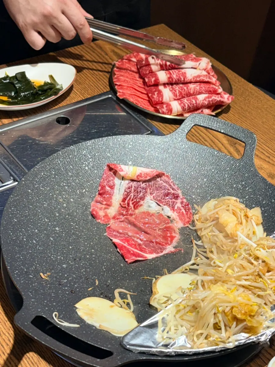 放进小碟中的一片韩牛烤肉