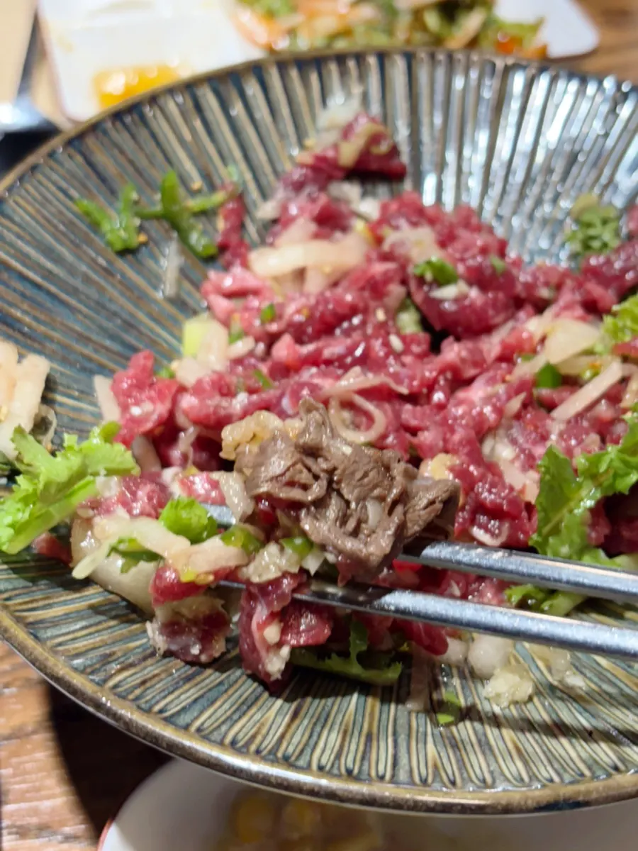 用韩牛肉包裹的生牛肉