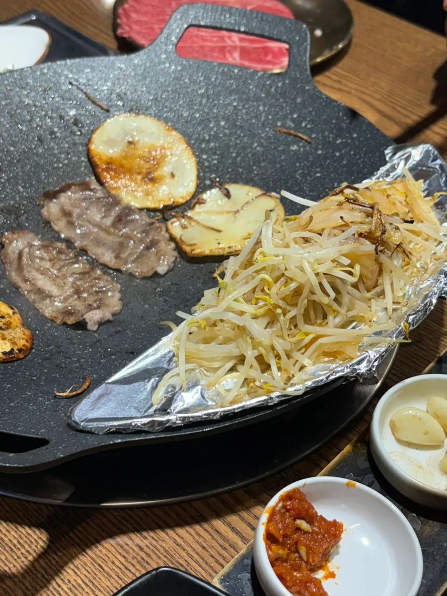 搭配豆芽白泡菜土豆的烤盘