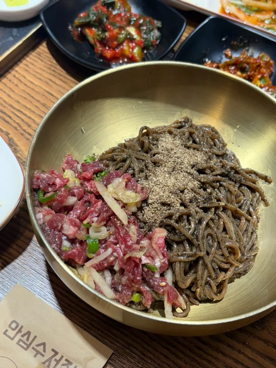 拌入生牛肉的苏子荞麦面