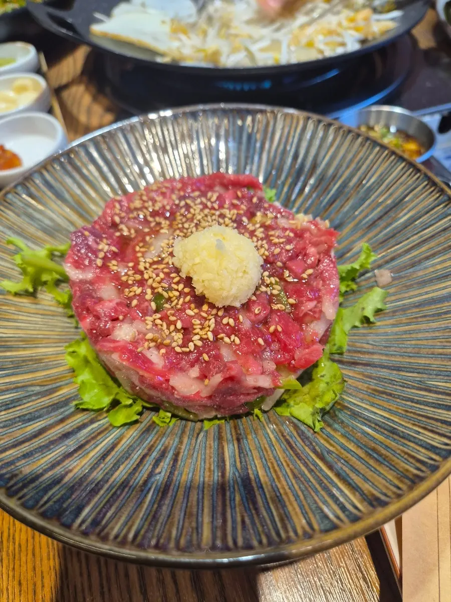참기름을 곁들인 한우 육회