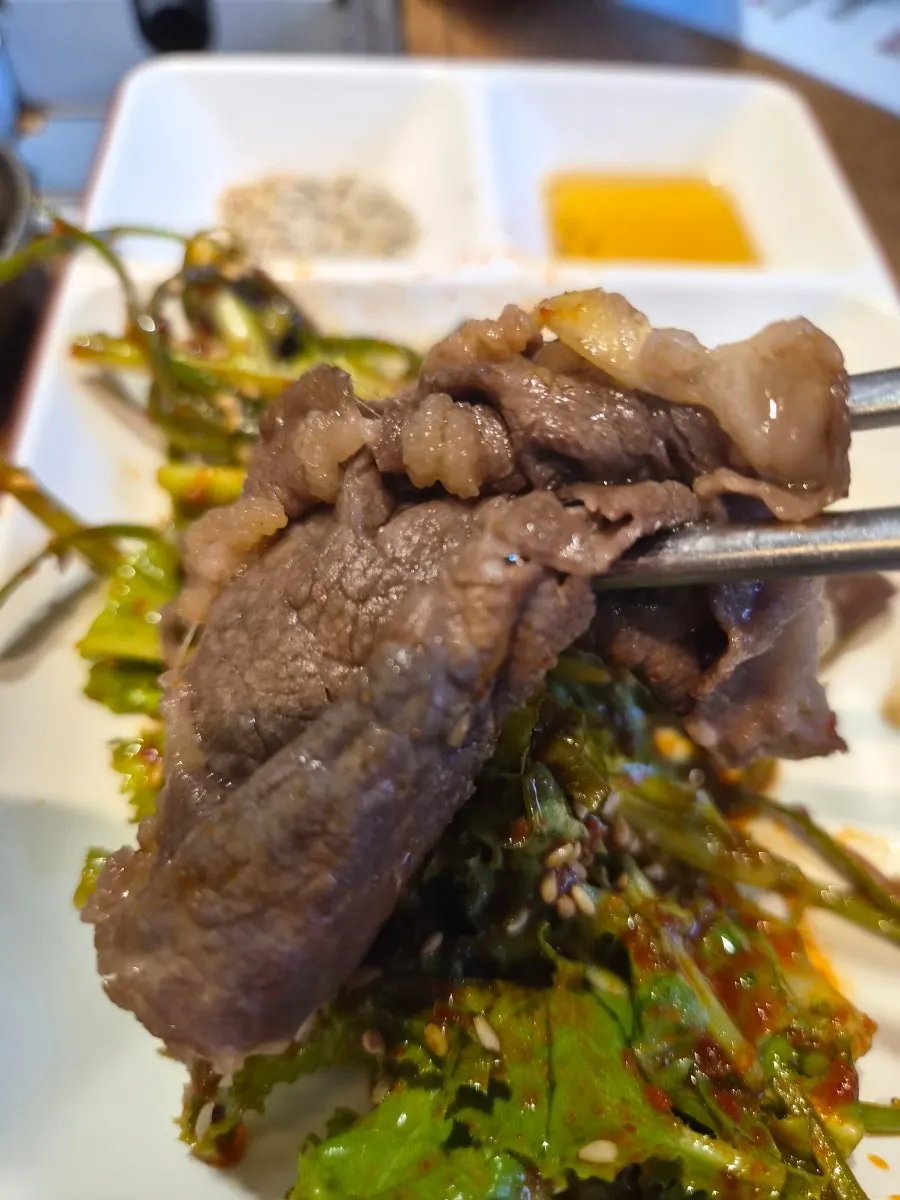 돌돌 말아 완성한 등심로스 삼합 한입