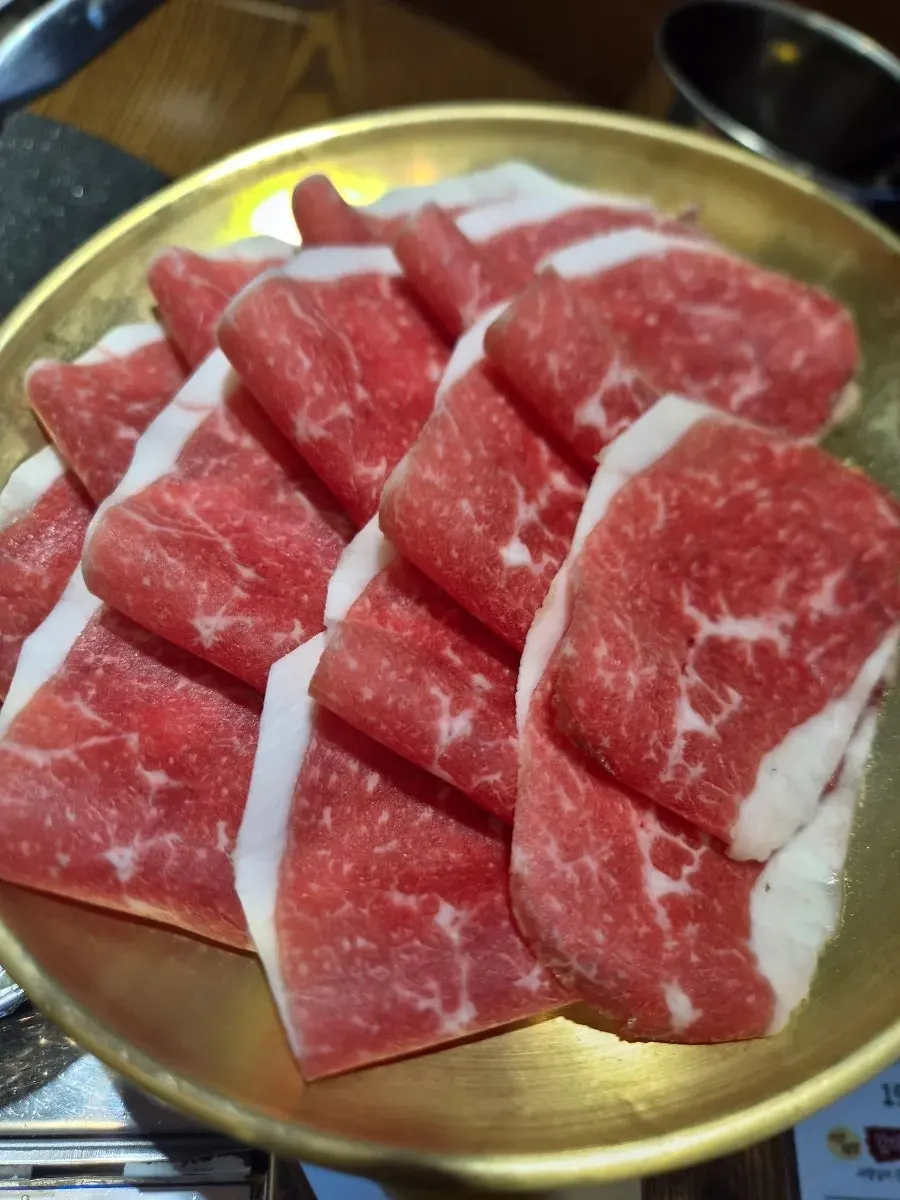 뒤이어 나온 차돌로스 접시