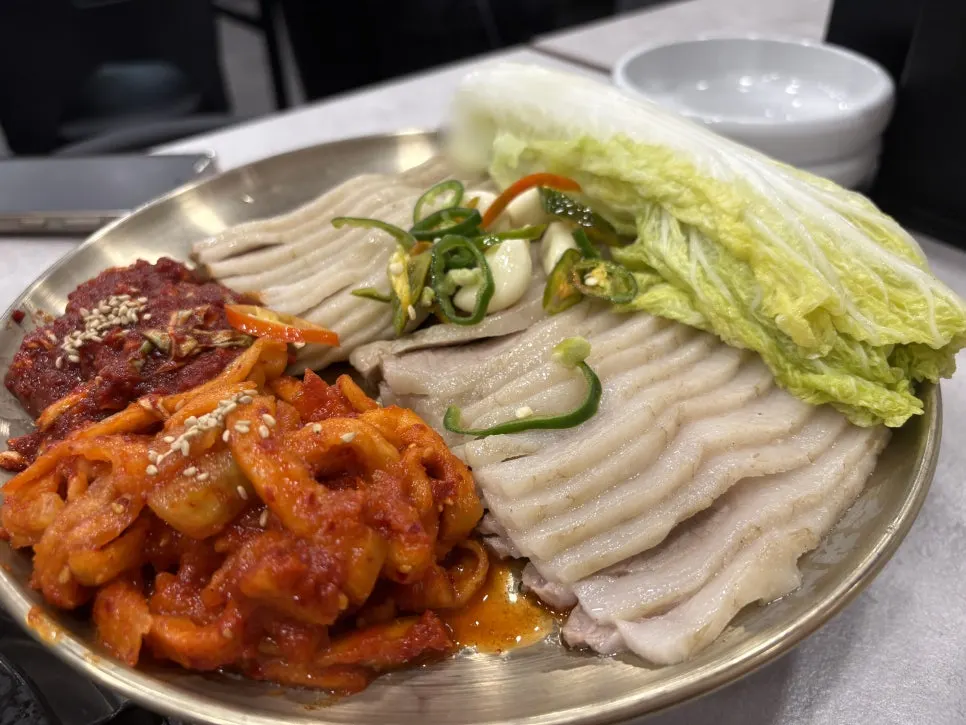 Table set with the bossam and kalguksu set