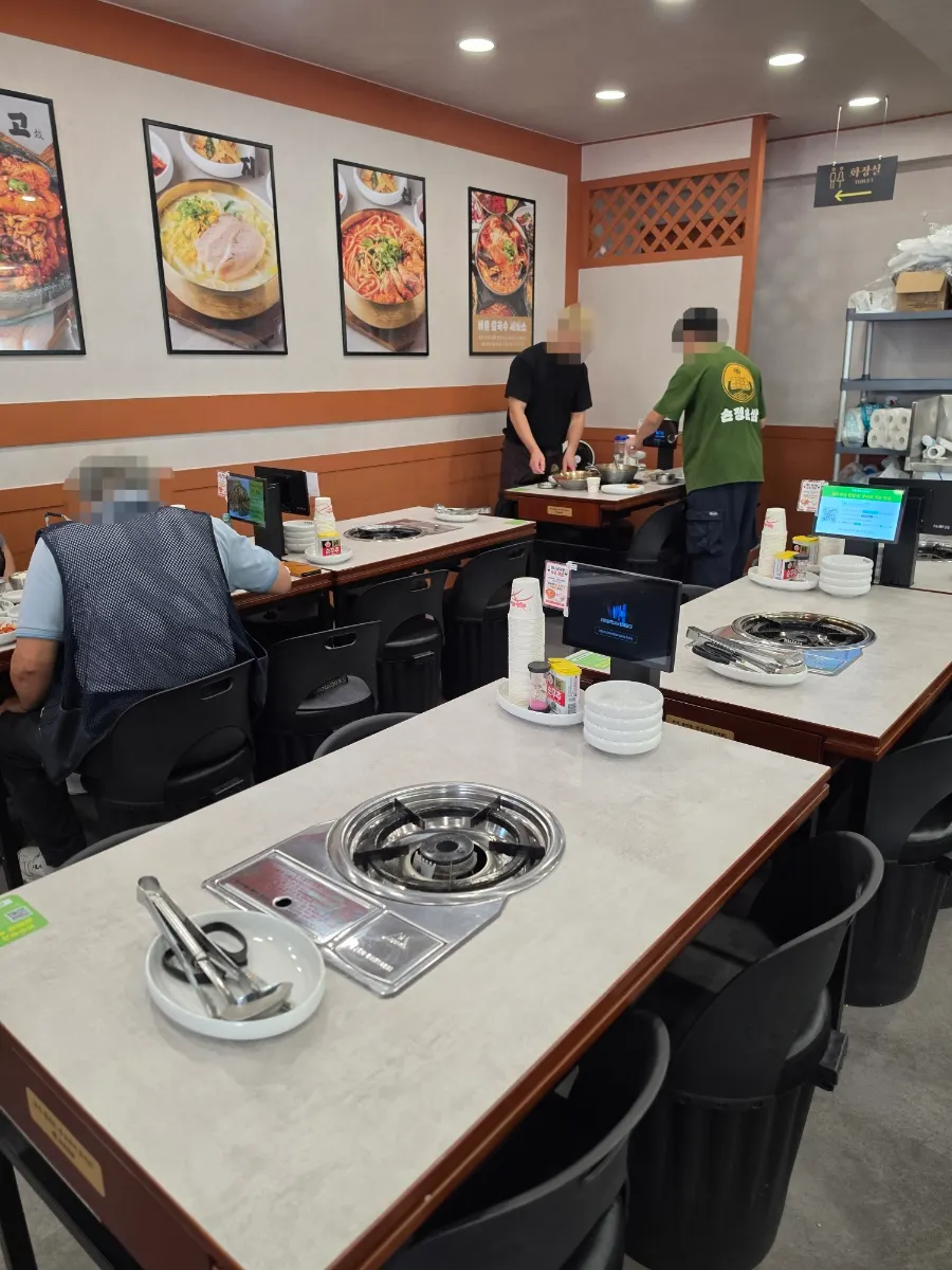 Tables inside Sonjeong Bossam Sindorim Branch