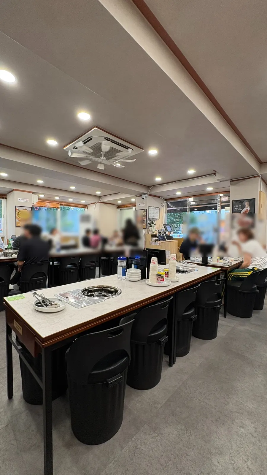 Table seating inside Sonjeong Bossam Sindorim Branch