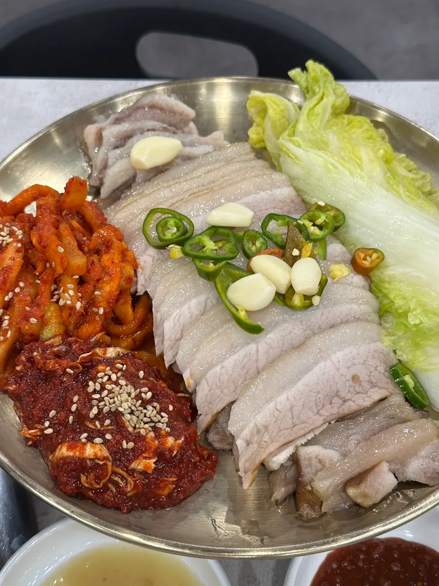 Eating bossam and kalguksu together
