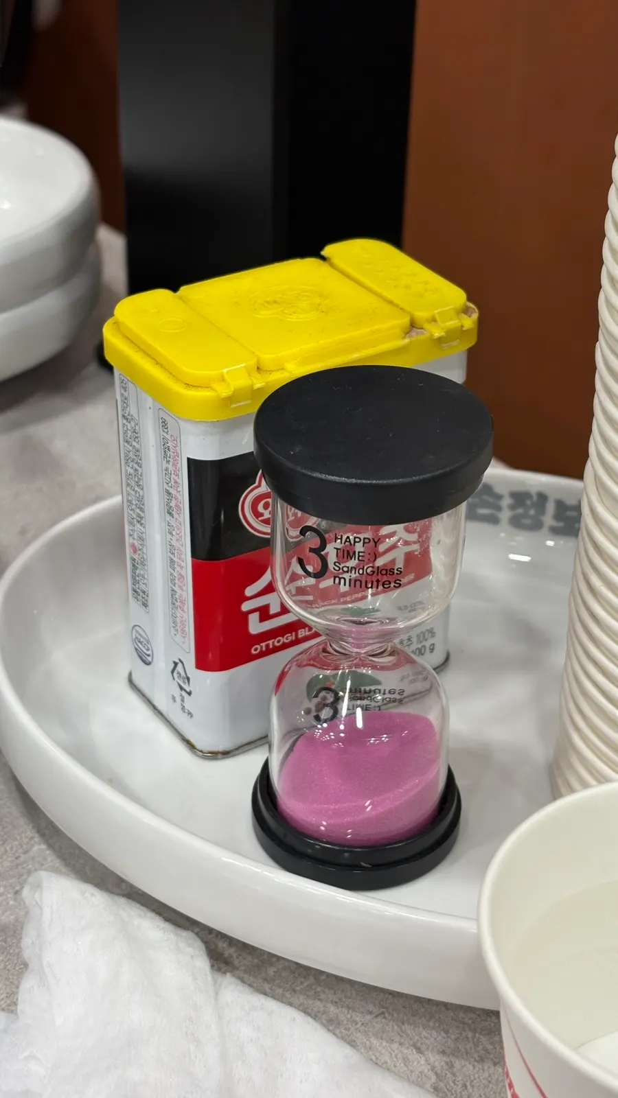 Kalguksu noodles and the hourglass timer