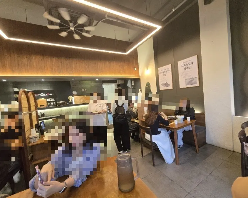 Interior of Sonsi Sushi Yeungnam University Main Branch