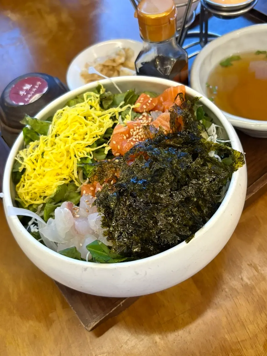 Sashimi rice bowl from the value set