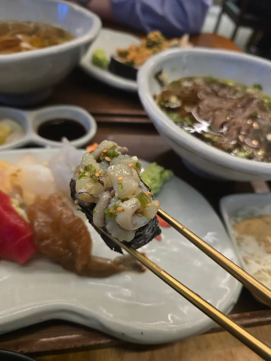 10-piece nigiri set served together with soba