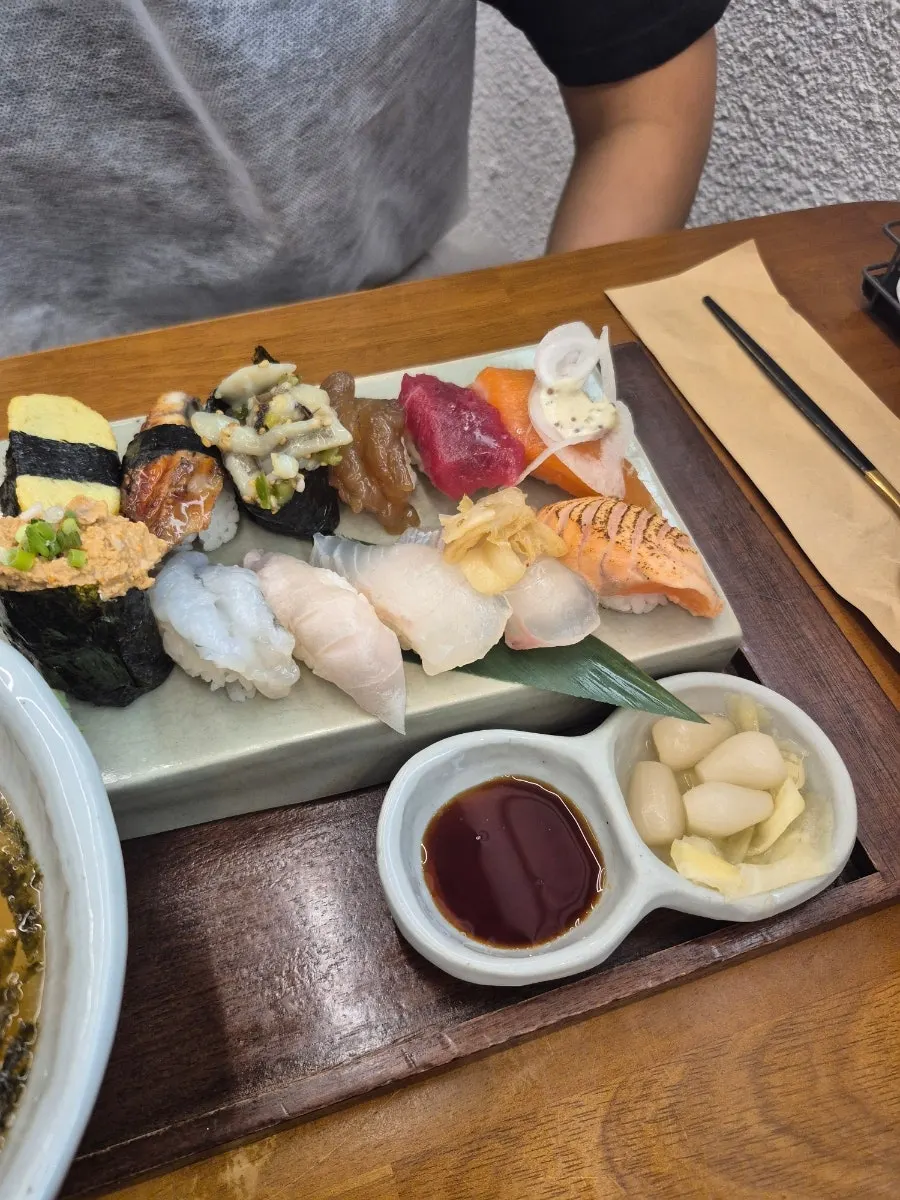 Sushi with jujube-aged soy sauce poured on