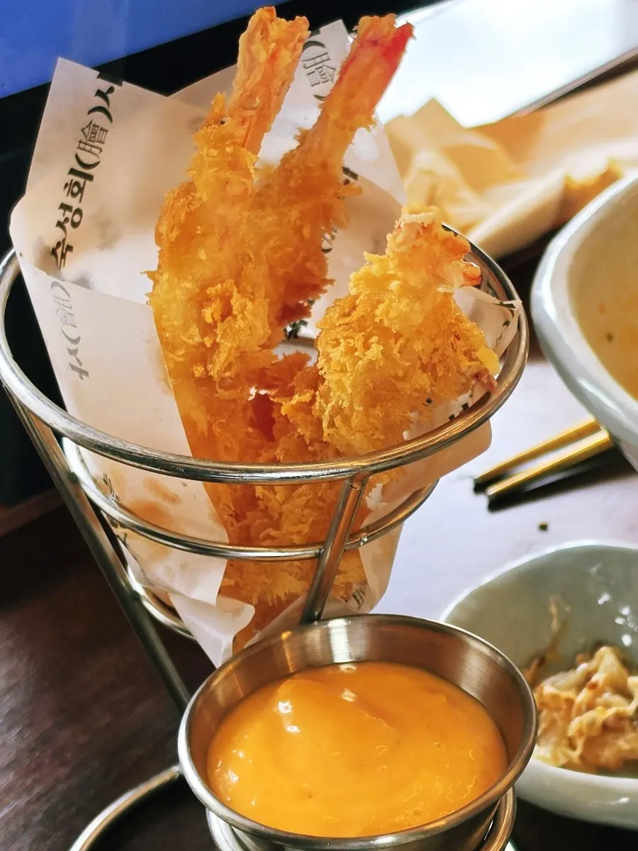 Freshly fried shrimp tempura with special sauce
