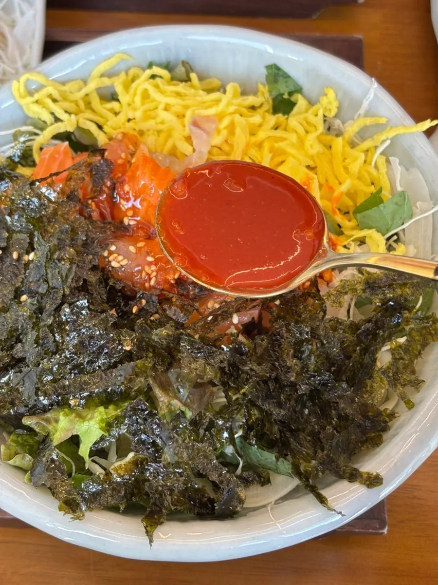 Aged vinegar-gochujang sashimi rice bowl with house makgeolli sauce