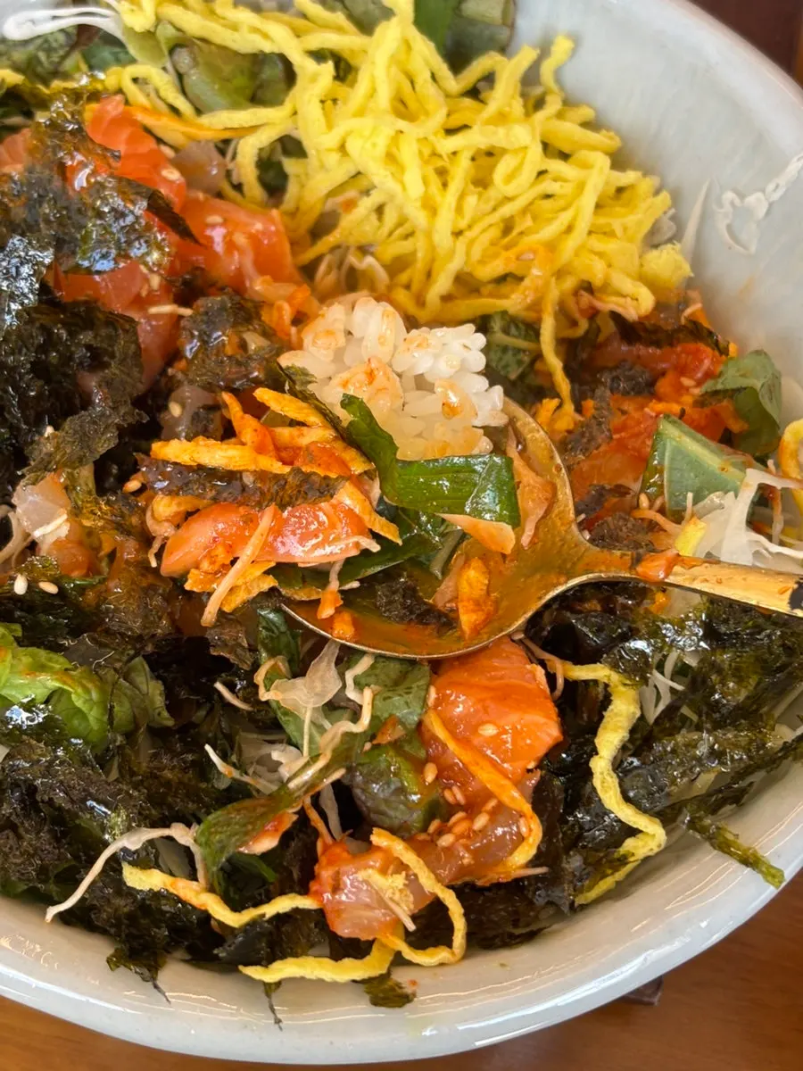 A bowl of sashimi rice mixed with vinegar-gochujang sauce