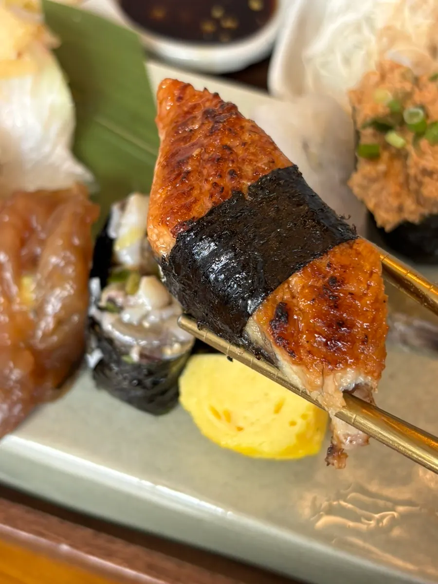 Grilled salmon sushi dipped in jujube soy sauce