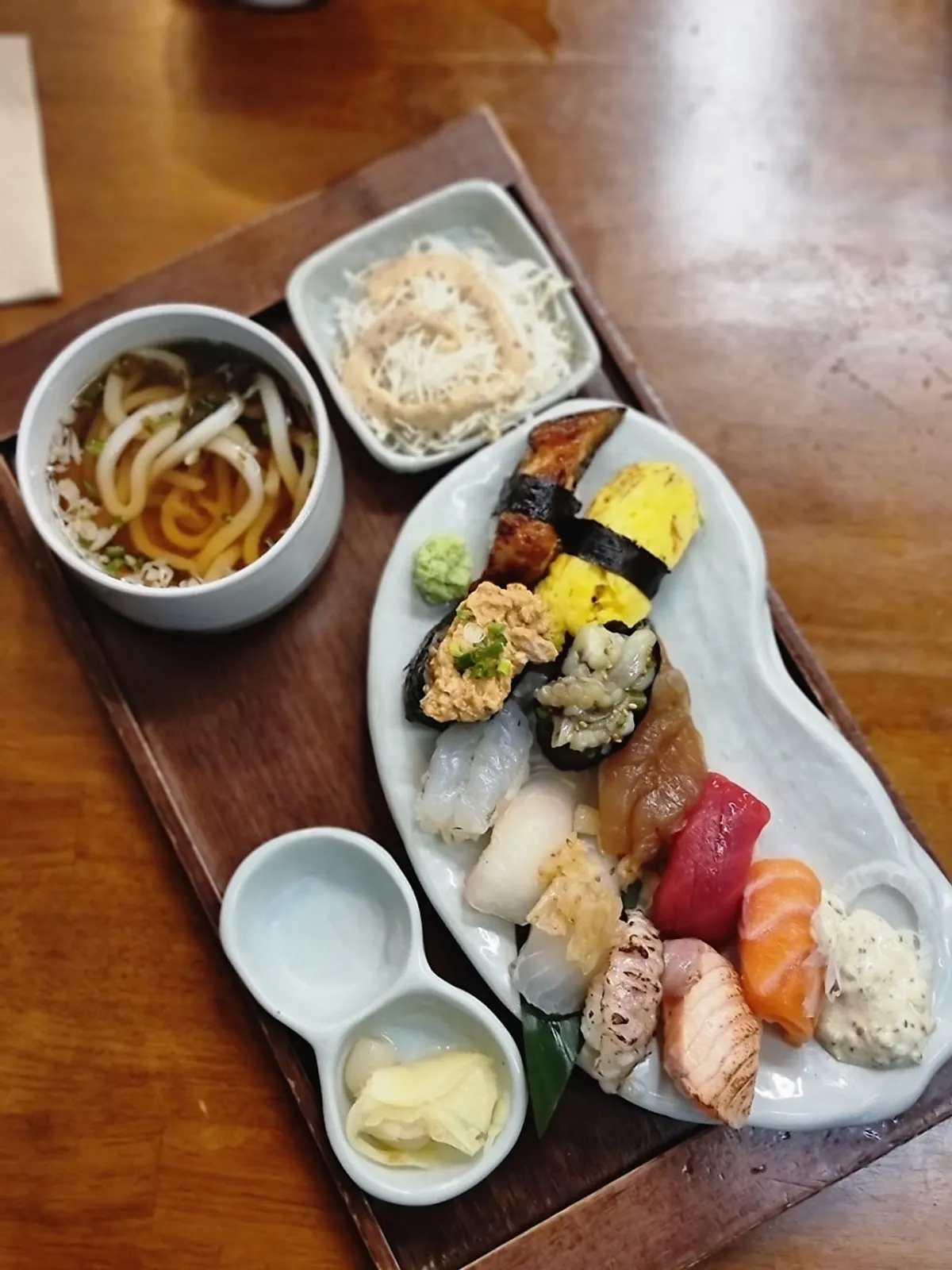 Set gapseongbi con bol de sashimi, sushi surtido, udon y gambas fritas