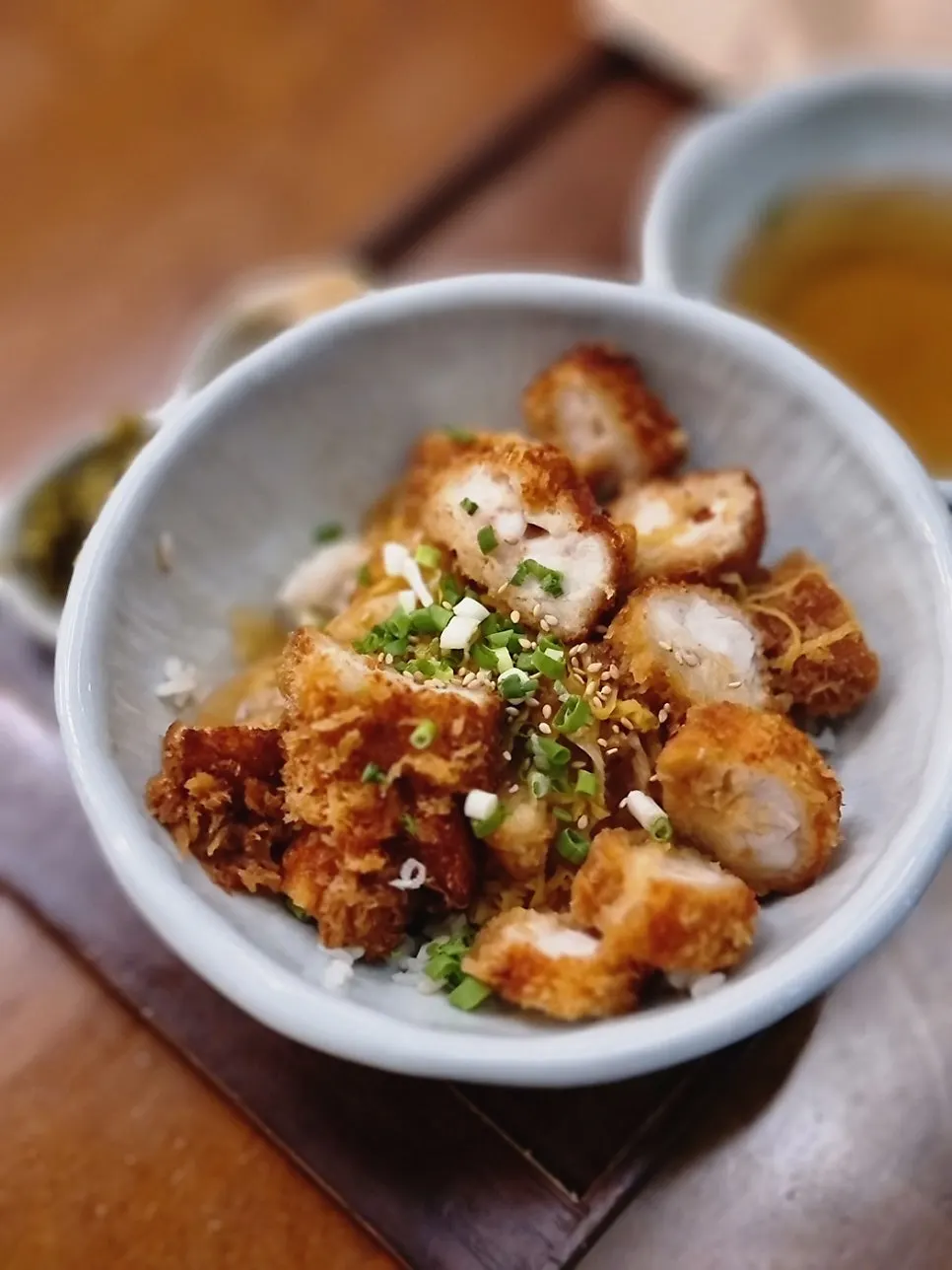 Corte del futomaki con atún ojo grande y salmón madurado