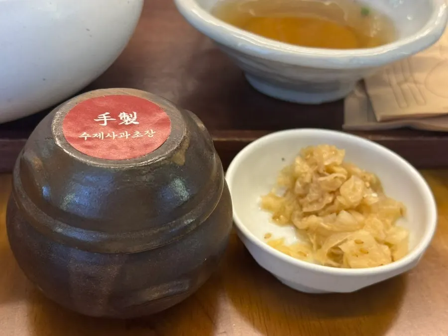 간장에 찍어 먹는 숙성 초밥 한 점