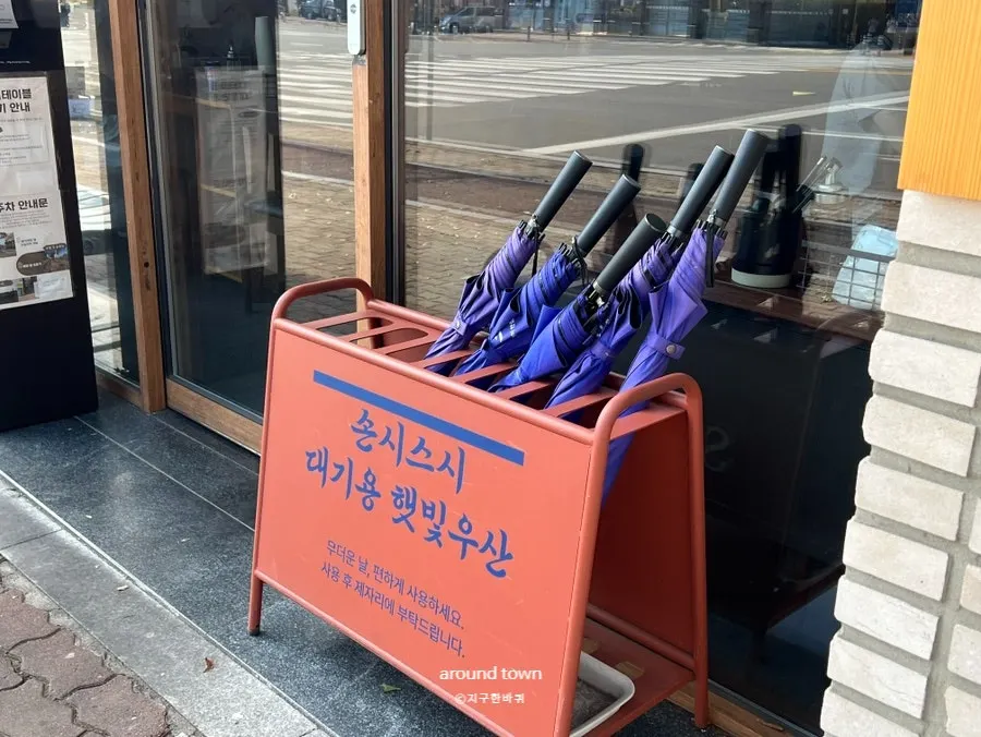 손시스시 영남대 본점 테이블 위 일식 메뉴