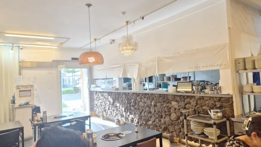Overview of seating inside Sonson Kalguksu Bucheon