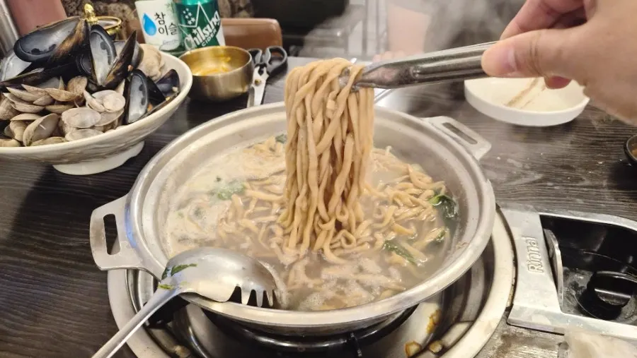 Hourglass flipped on the table after adding noodles