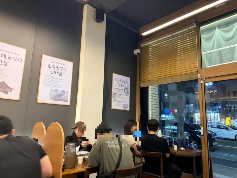 Full view of the dining hall at Sonsi Sushi Yeungnam University Main Branch
