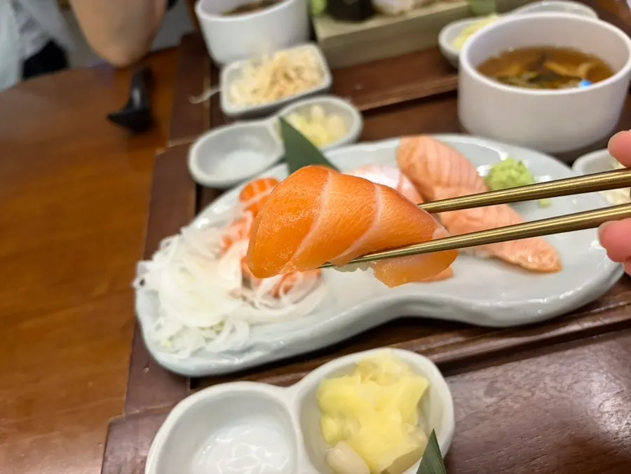 Cross-section of a thick salmon nigiri
