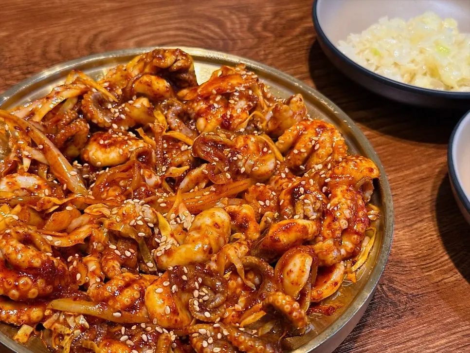 철판에 담겨 나온 쭈꾸미 볶음