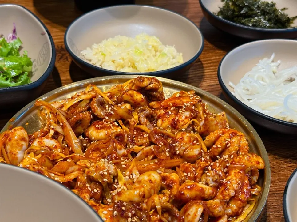 양념 빛깔이 진한 쭈꾸미 볶음 클로즈업