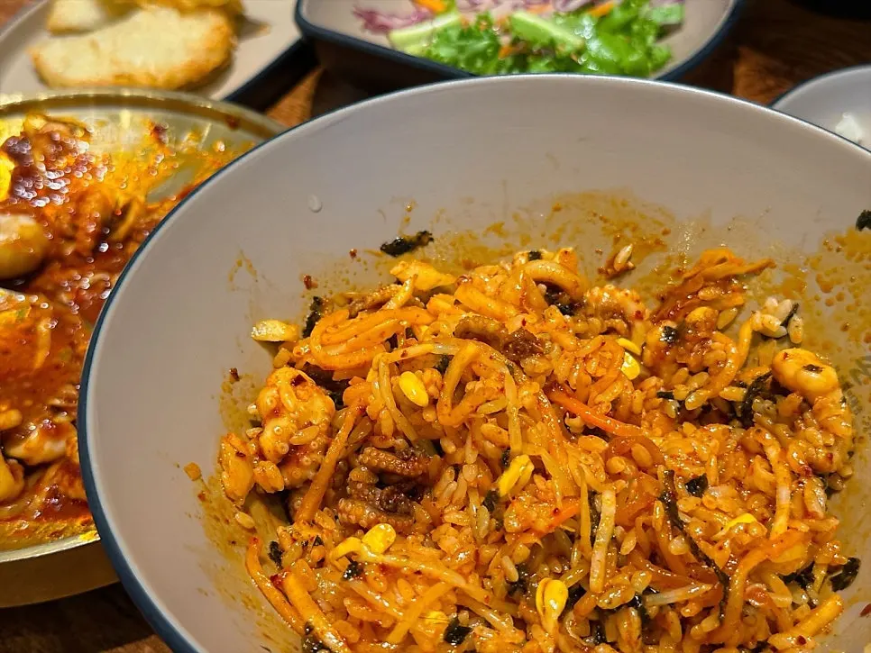 숟가락으로 비빈 쭈꾸미 비빔밥