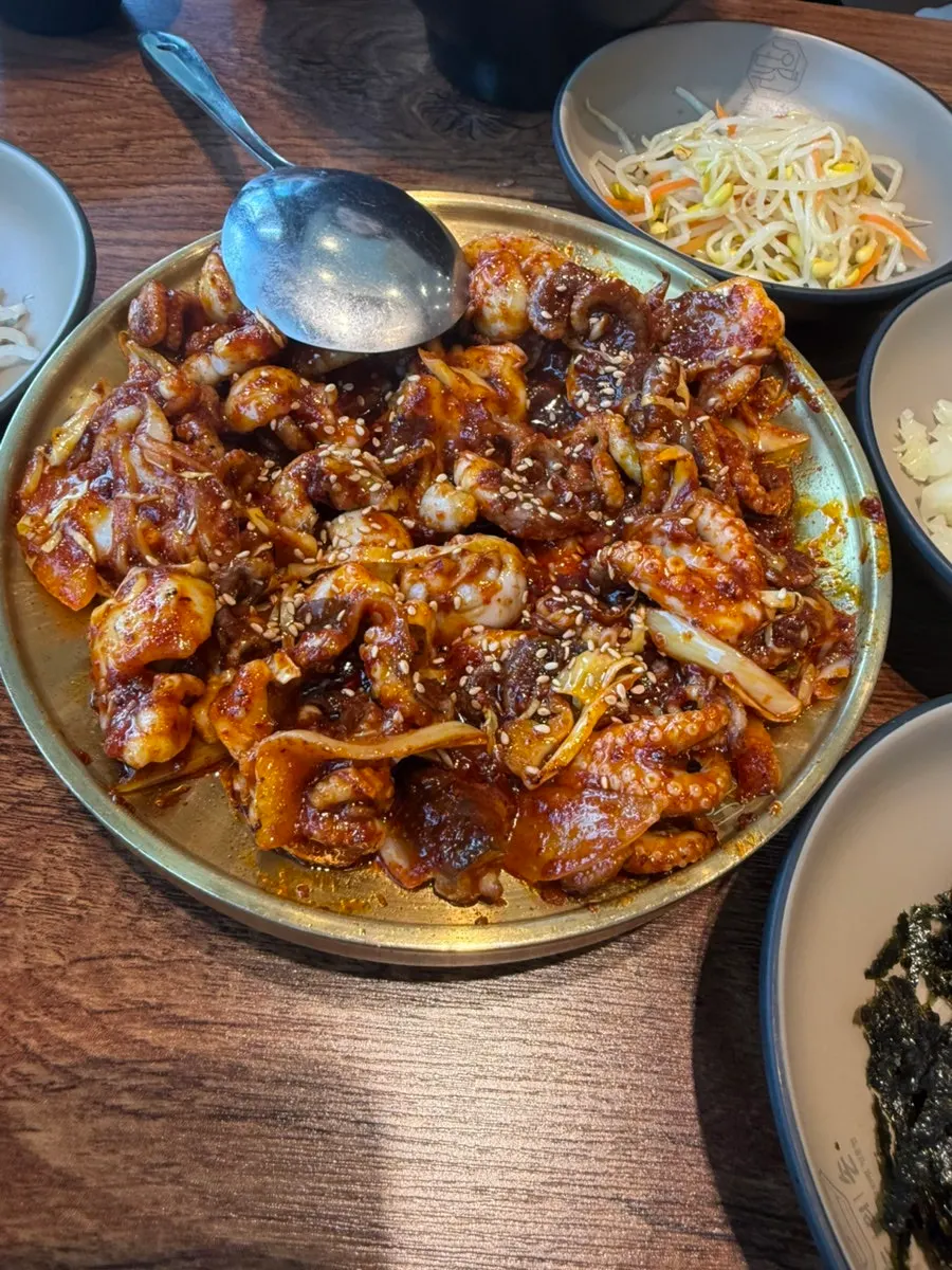 탱글한 주꾸미를 집어 올린 모습