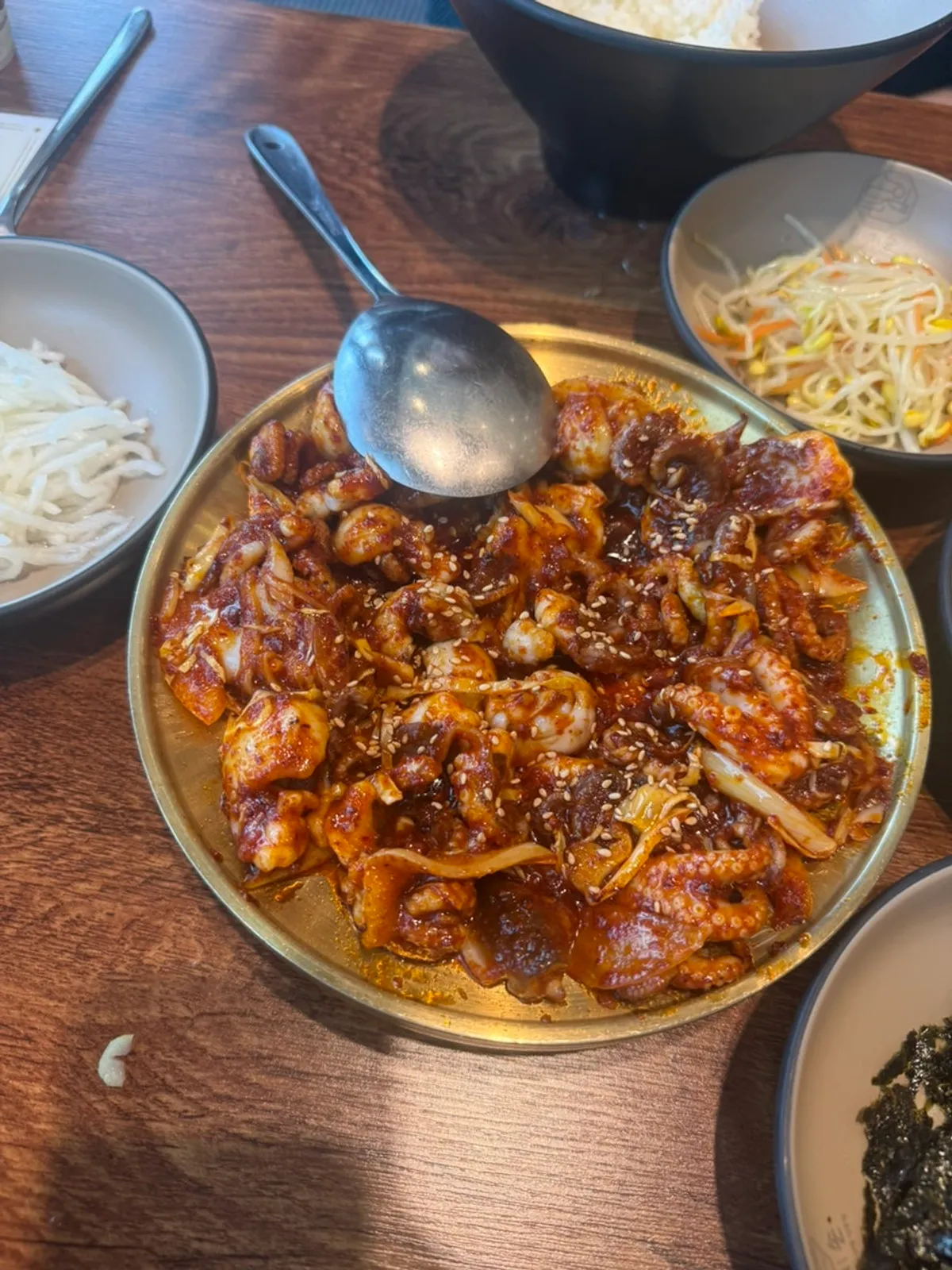밥 위에 올린 매콤한 주꾸미