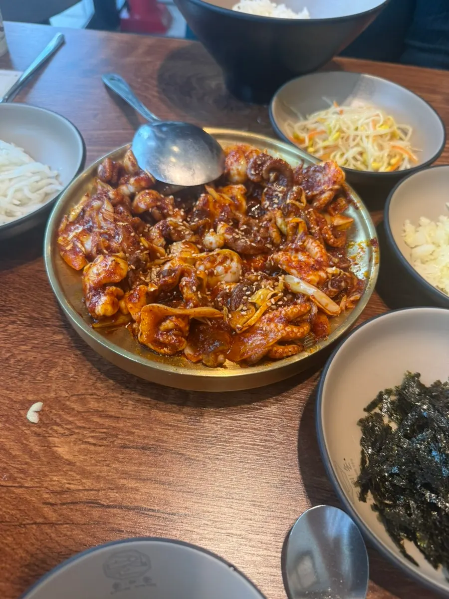 내포신도시 손의손 한 끼 식사 모습