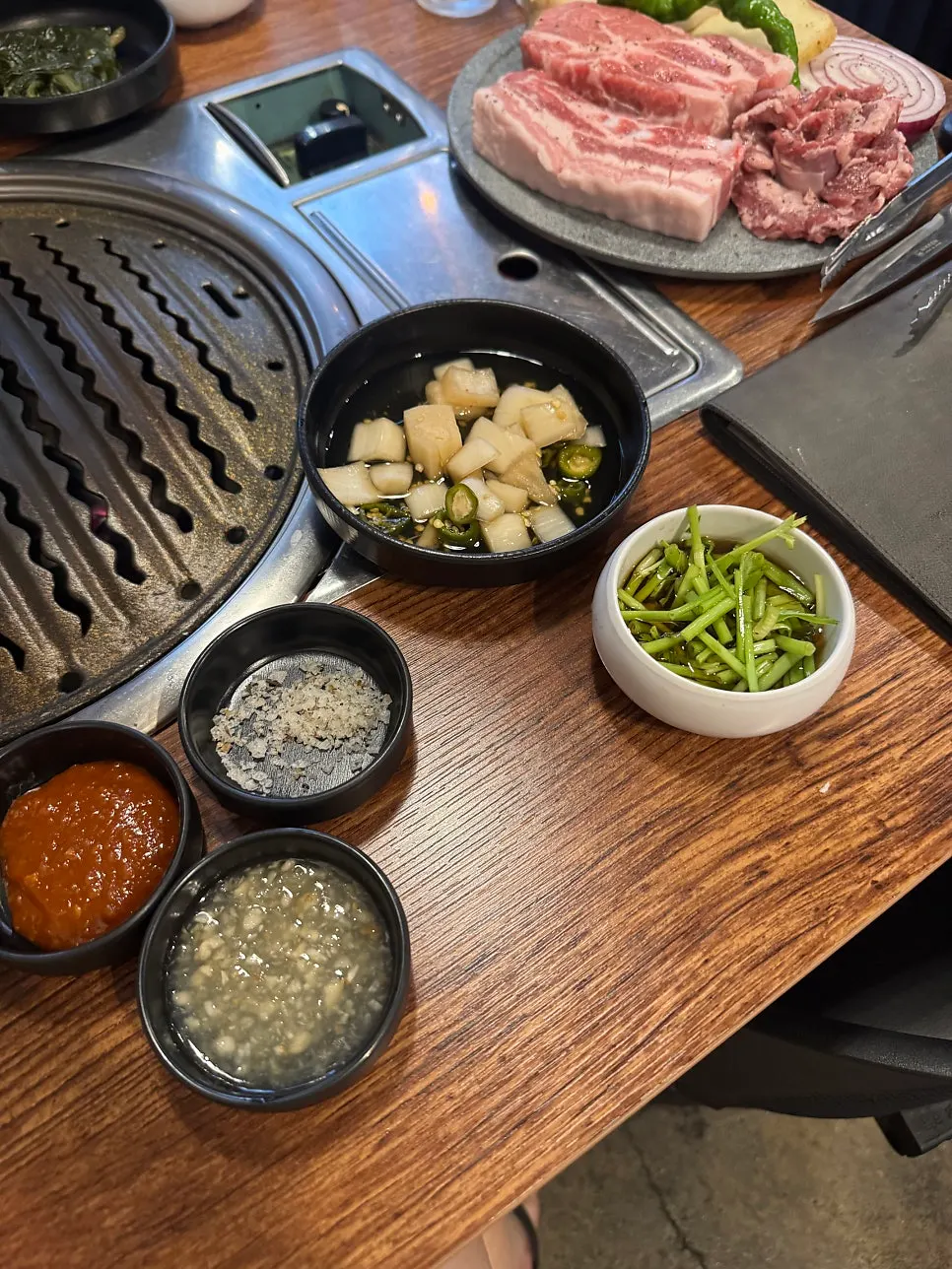 Side dish plate with kimchi and pajeori