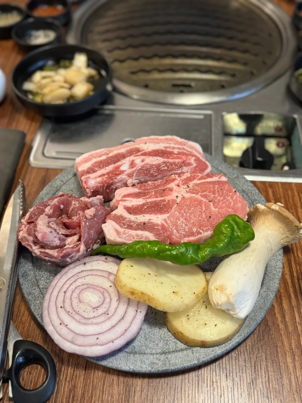 Close-up of the domestic 1st-grade Korean pork assorted set