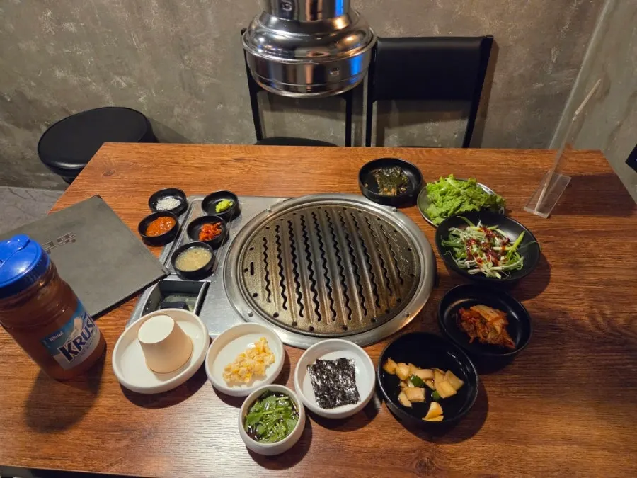 Basic table setting at Muttuk Sookdae Main Branch