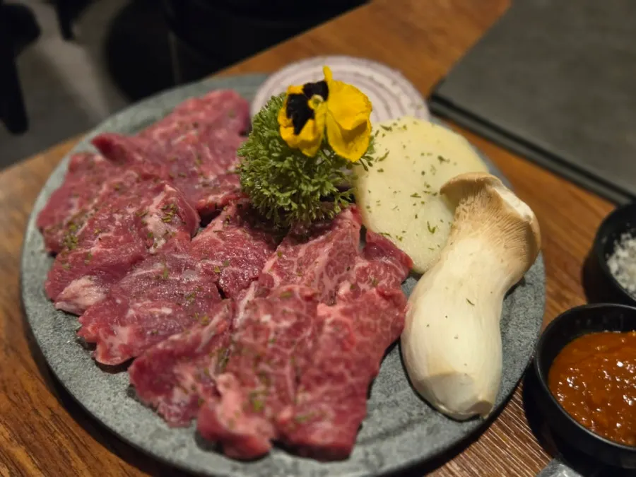 Sauces and side dishes for flower-cut beef ribs