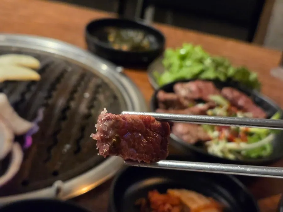 A bite of grilled flower-cut beef ribs