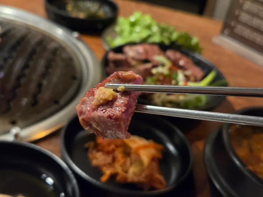 A bite of grilled flower-cut beef ribs