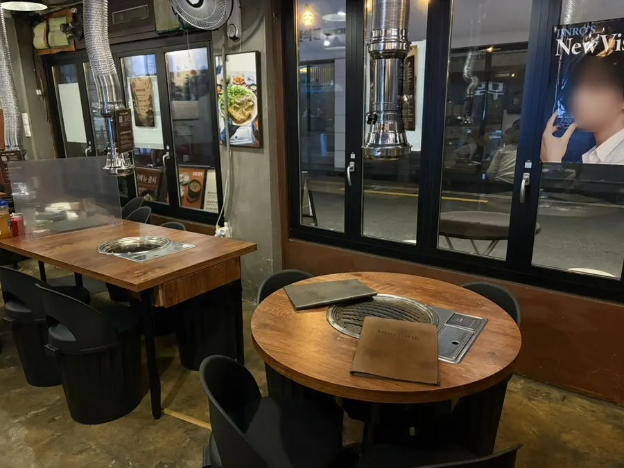 Dining room at Muttuk Sookdae Main Branch, arranged mostly with 4-person tables