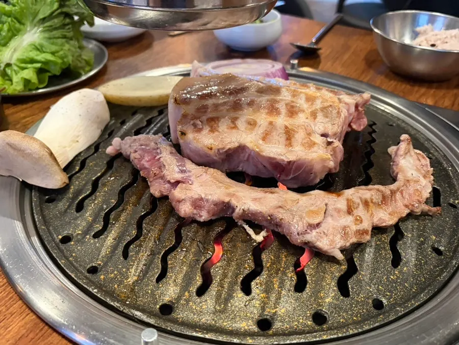 Han-don pork sizzling on the grill