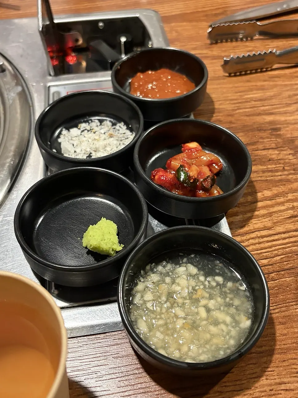 와사비와 소금이 담긴 기본찬