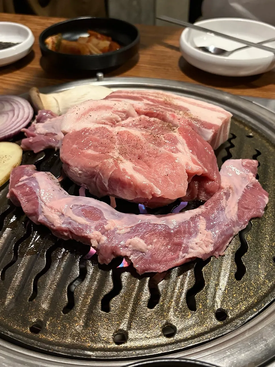 불판 위 한돈 모둠 고기