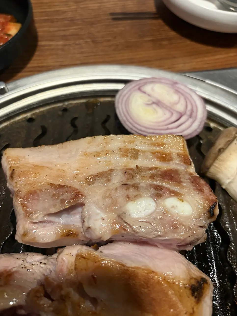 불판을 채운 두툼한 고기