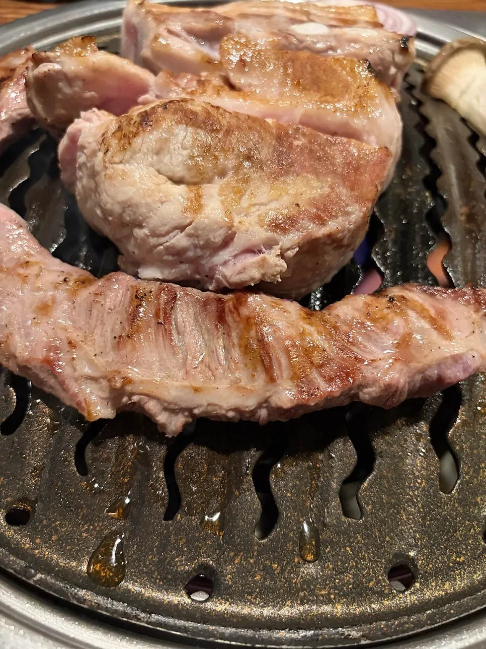 지방과 살코기 층이 보이는 삼겹살