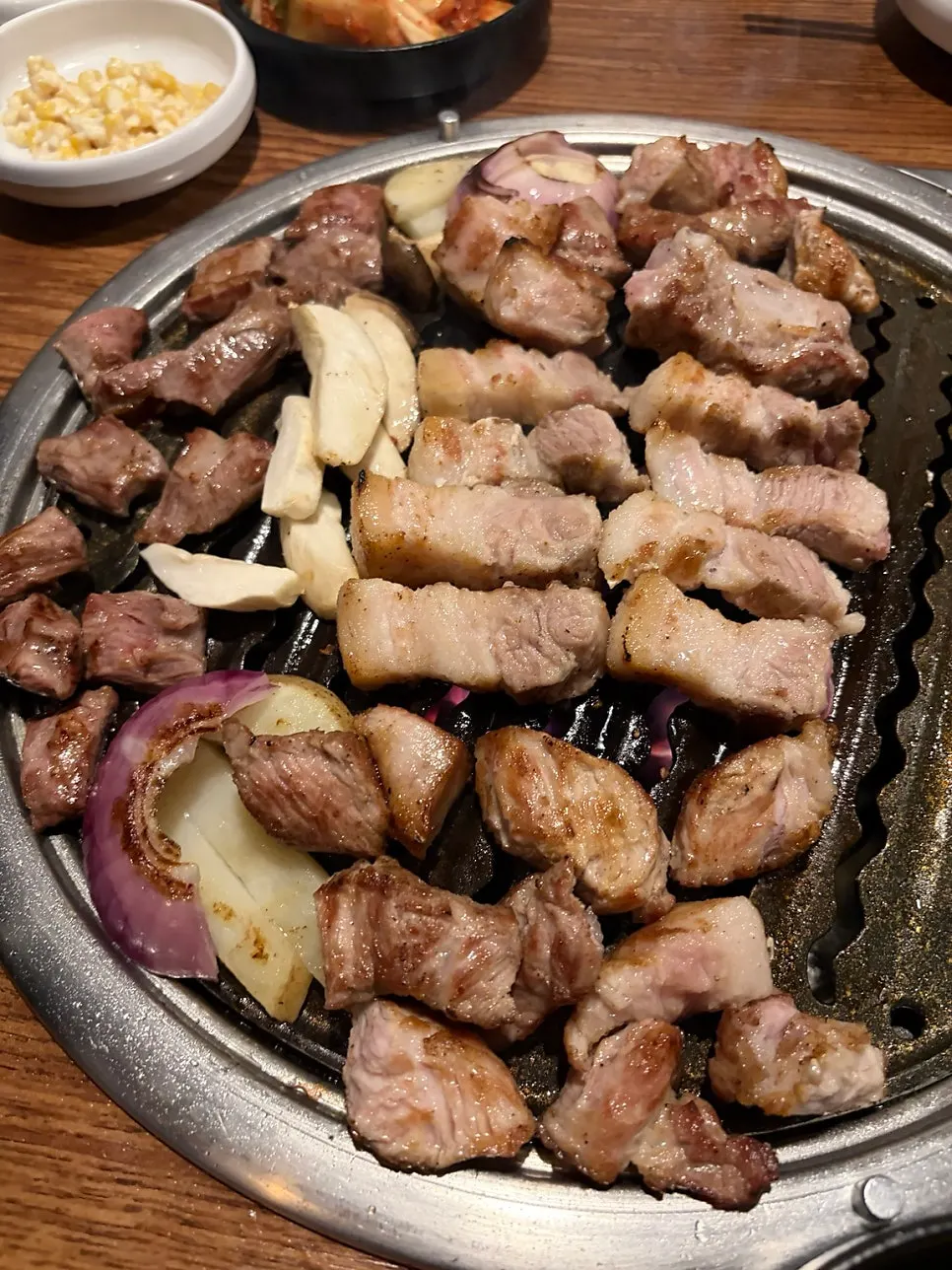먹기 좋게 자른 두툼한 돼지고기