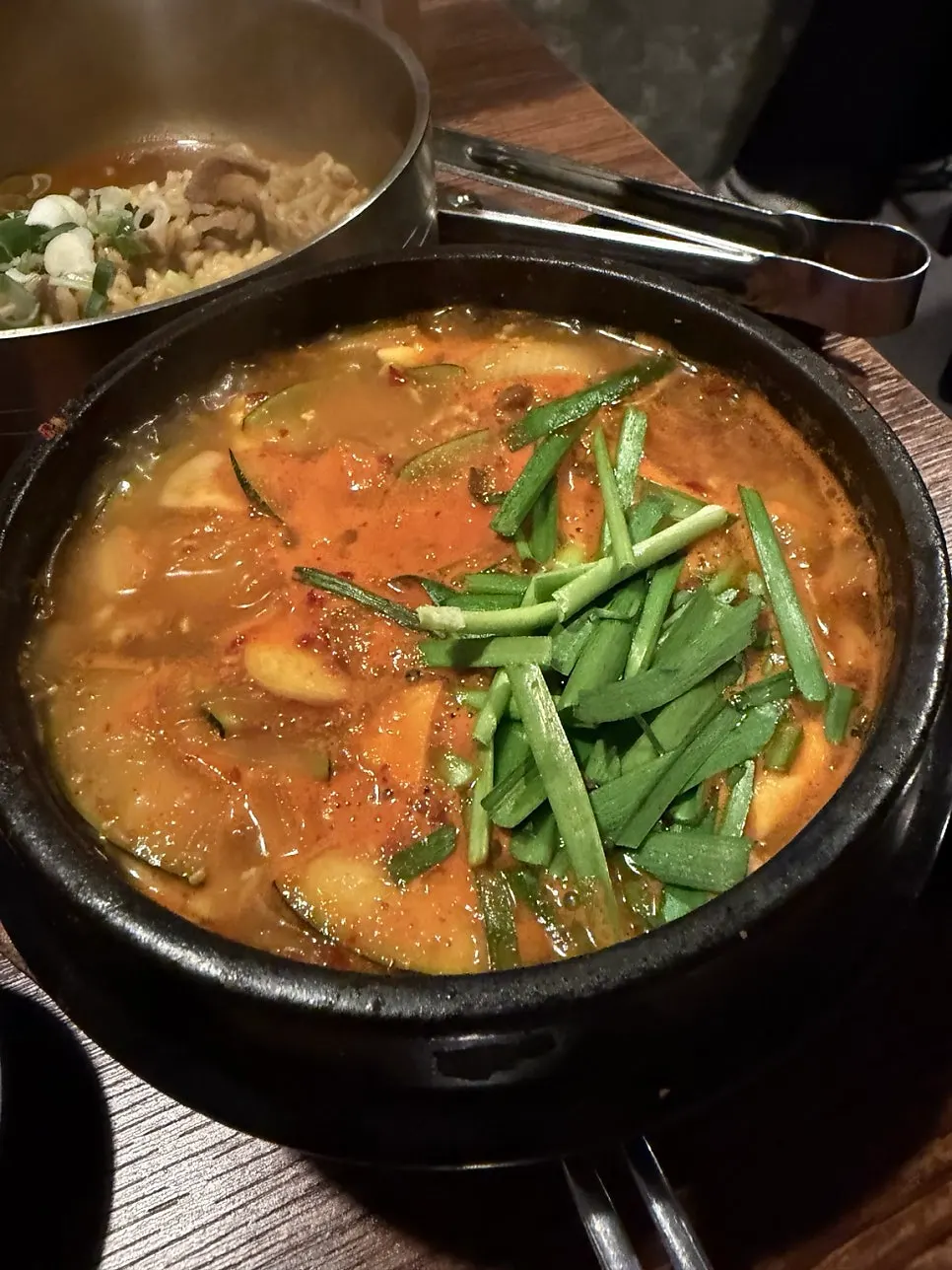 뚝배기에 담긴 무뚝 일품 된장찌개